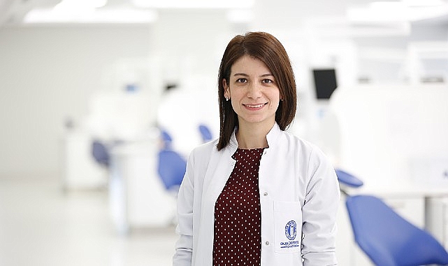 Bazen yüksek ateş, nesneleri ısırma huyları ya da sürekli bir