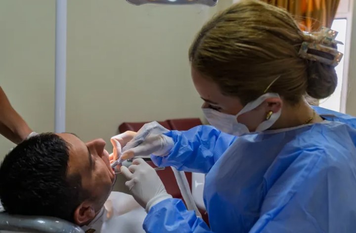 İzmir Büyükşehir Belediyesi Eşrefpaşa Hastanesi’ne bağlı diş poliklinikleri, İzmirli vatandaşlara