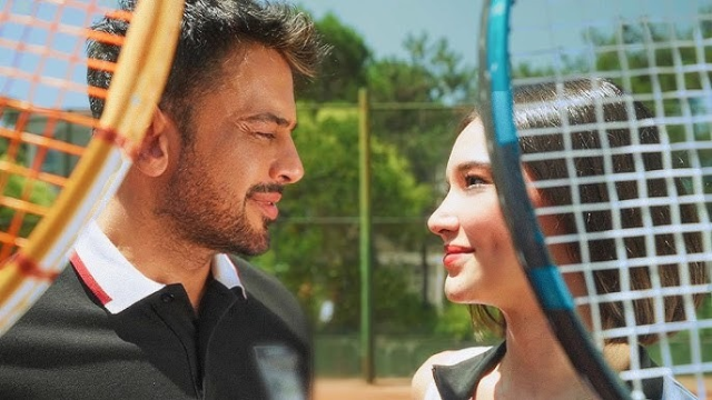emre-altugdan-cesur-klip-partneriyle-ayni-dondurmayi-paylasti