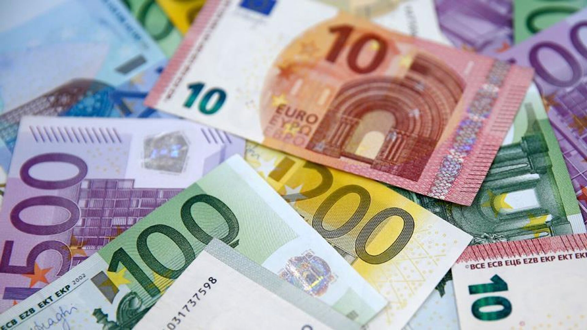 Geçen haftayı rekor seviyelerde kapatan Euro'dan bir rekor daha geldi.