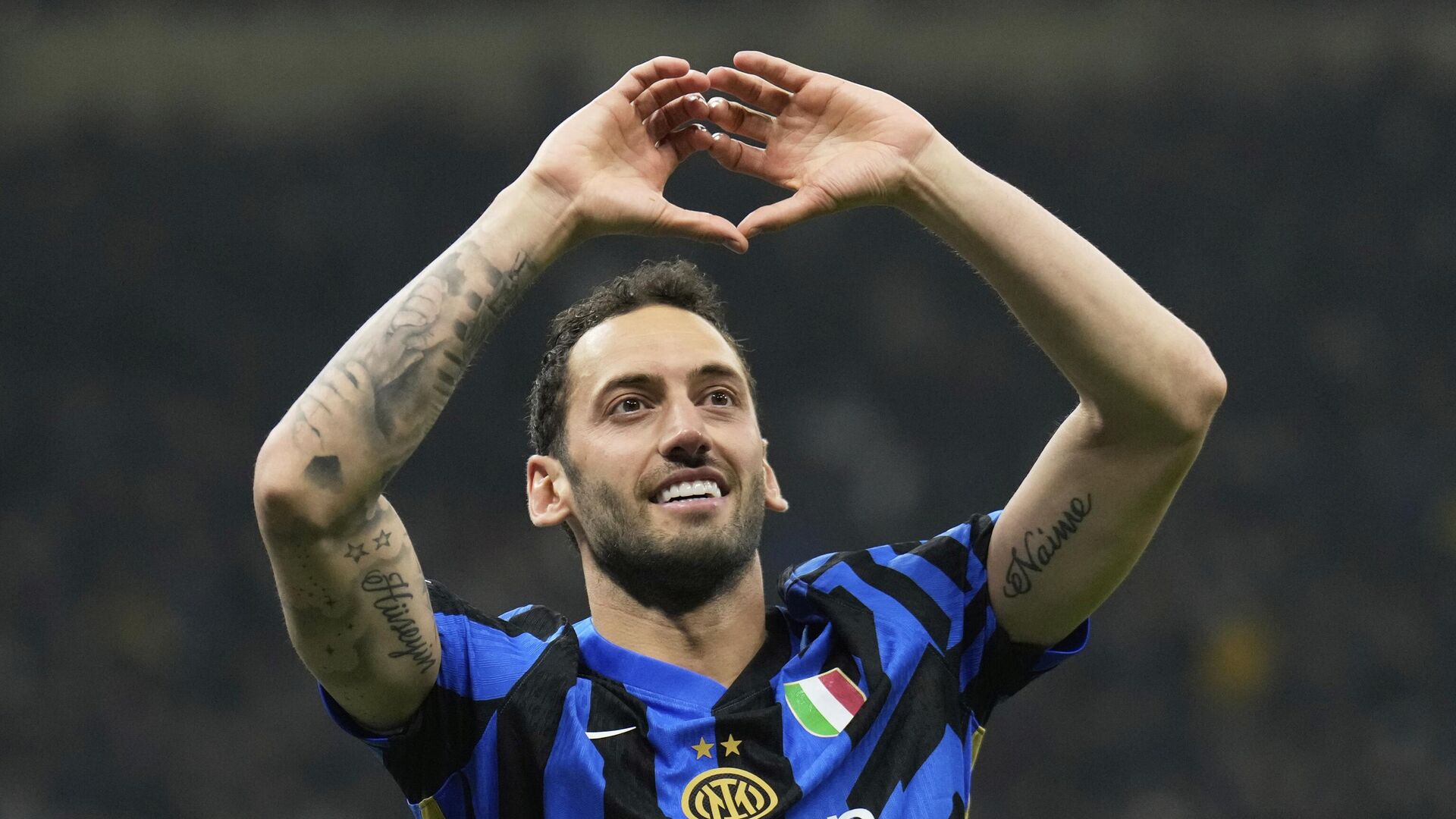 Fenerbahçe Başkanı Ali Koç'un, Inter'de forma giyen Hakan Çalhanoğlu'yla görüştüğü