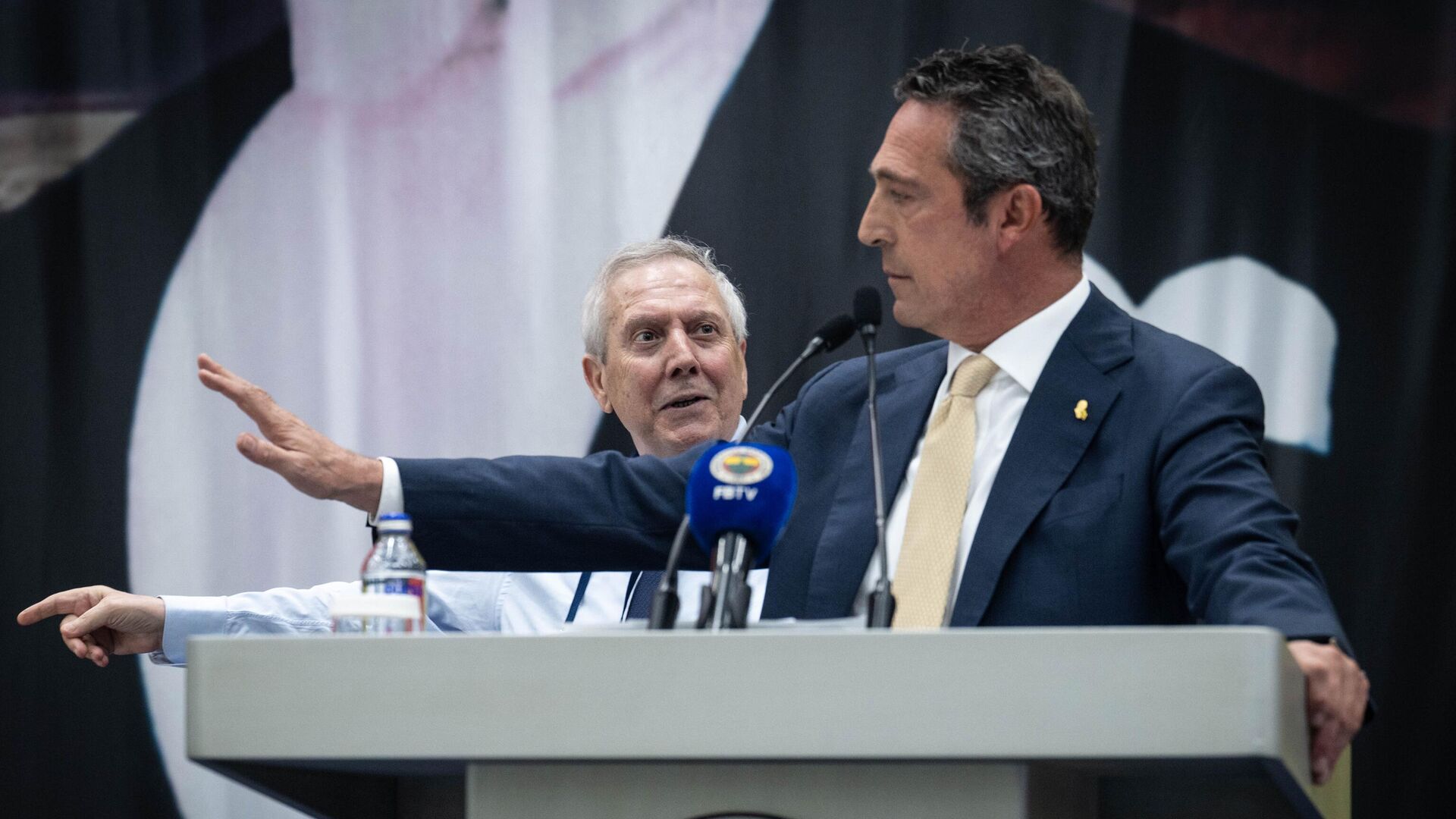 Fenerbahçe'de yüksek divan kurulu toplantısında Ali Koç ve Aziz Yıldırım
