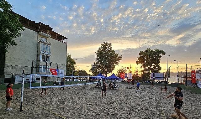 Gölcük Belediyesi'nin yaz spor etkinlikleri kapsamında geleneksel olarak düzenlediği plaj