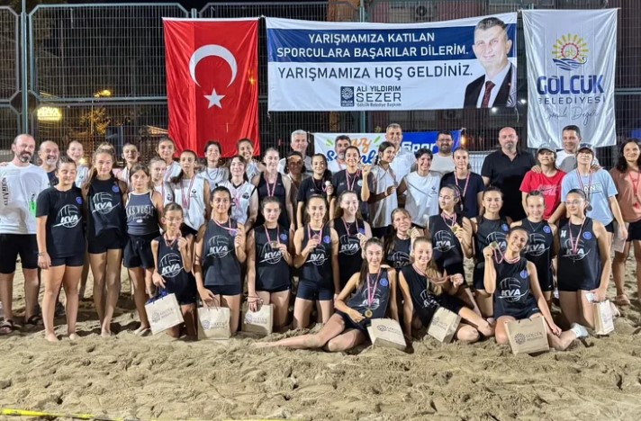 Gölcük Belediyesi yaz spor etkinliklerinin açılış turnuvası olan Plaj Voleybolu