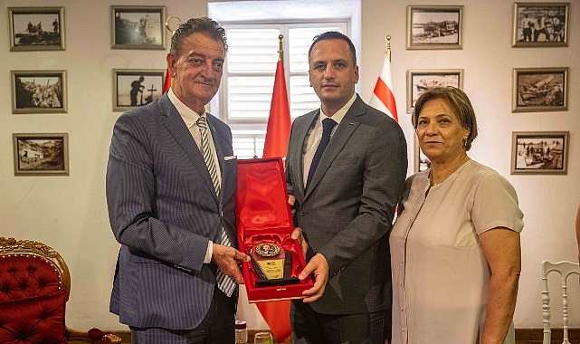 Atatürkçü Düşünce Derneği Genel Başkanı Hüsnü Bozkurt, İzmir temsilcileriyle birlikte