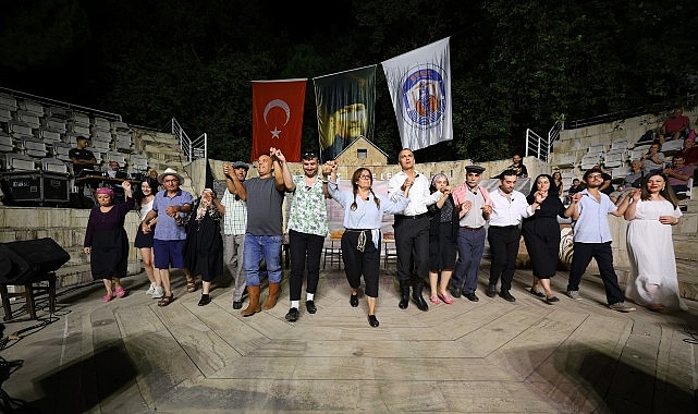 Efes Selçuk Belediye Tiyatrosu tarafından sahnelenen “İlmik İlmik” adlı tiyatro