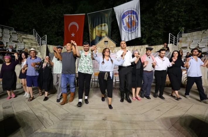 ​​​​​İzmir'de Efes Selçuk Amfi Tiyatro’da sahnelenen oyunu çok sayıda tiyatrosever