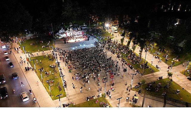 İnegöl Belediyesi Türk Sanat Müziği Korosu, heykelde düzenlenen konserde kulakların