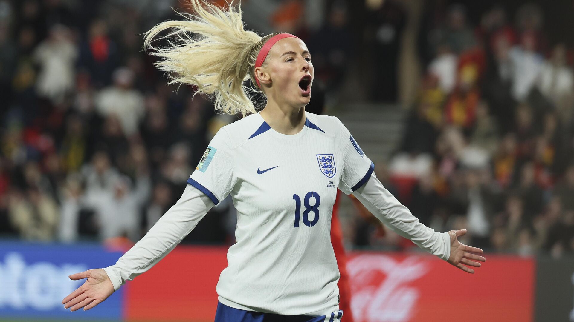 İngiltere’nin savunma oyuncusu Lucy Bronze, takım arkadaşı Jess Carter’ın Euro