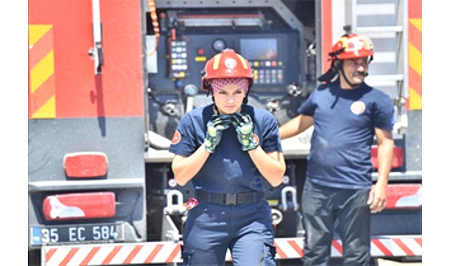 İzmir Büyükşehir Belediyesi İtfaiye ekipleri, Çeşme'de etkisini sürdüren yangınlara karşı