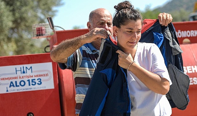 İzmir Büyükşehir Belediyesi’nin dağıttığı su tankerleri, özellikle kırsal bölgelerde yangınların