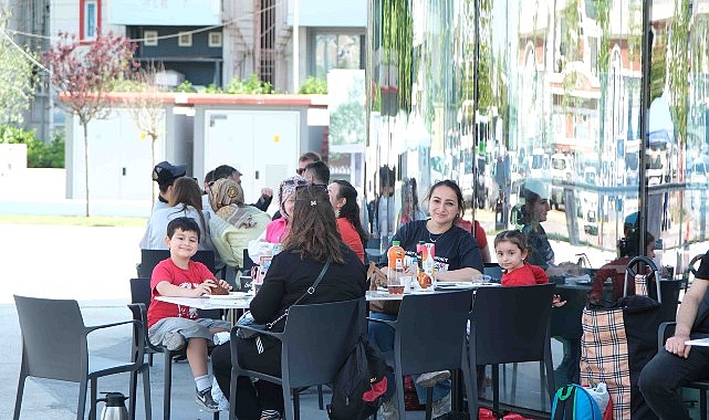 Büyükşehir Belediyesi’nin hizmete sunduğu İzmit Milli İrade Meydanı, sosyal yaşamın