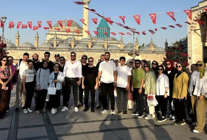 Büyükşehir Belediyesi Gençlik Meclisi üyeleri, Konya’da üniversite öğrencilerine yönelik yürütülen