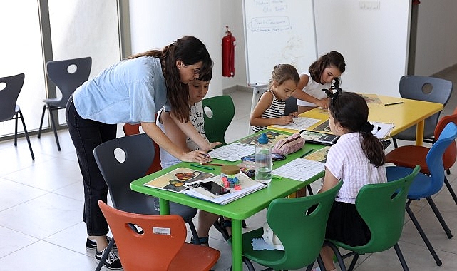 Karabağlar Belediyesi, yaz tatilinde çocuklara yönelik bilim atölyeleri, sanat etkinlikleri, robotik kodlama, uçuş simülasyonu ve ebeveyn-çocuk