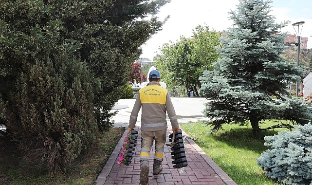Keçiören, yeşilin ve çiçeklerin renklendirdiği estetik görünümüyle misafirlerini karşılamaya hazırlanıyor.