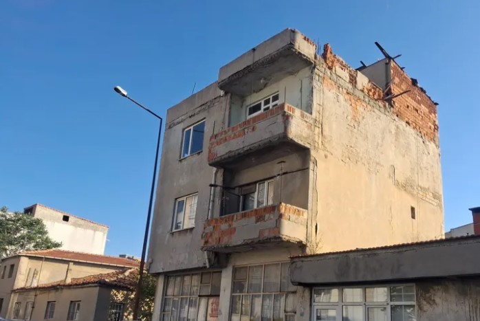 Keşan’ın Yukarı Zaferiye Mahallesi Cumhuriyet Caddesi’nde uzun süredir tamamlanmayan üç