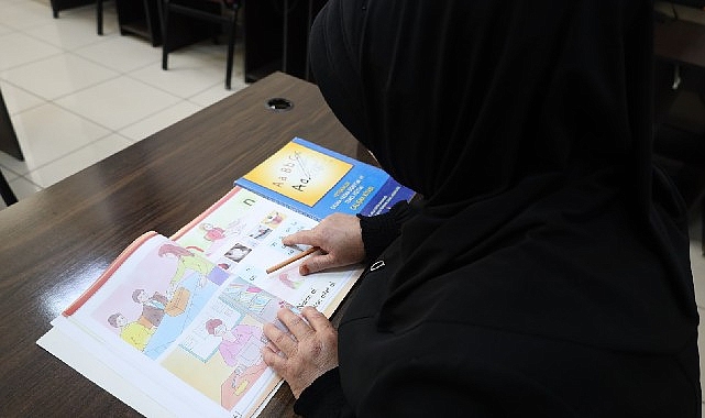 KO-MEK sayesinde okuma-yazma öğrenen Hatice ve Hamiyet Teyze, yaşamlarındaki büyük