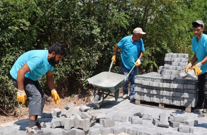 İzmit Belediyesi Fen İşleri Müdürlüğü, kent genelindeki üstyapı çalışmalarını hız