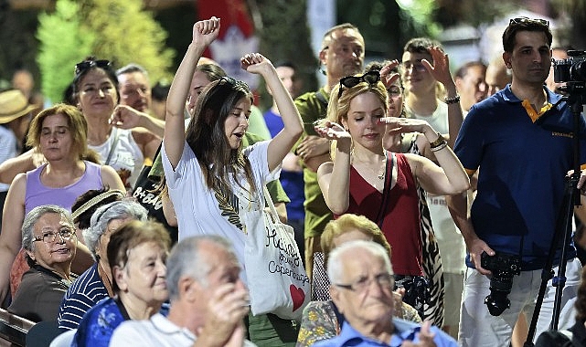 Yazın coşkusunu müzikle buluşturan Konak Yaz Konserleri, Fuat Göztepe Parkı’nda