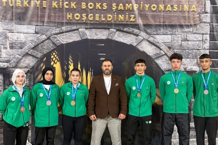 Meram Belediyesi Spor Kulübü sporcuları, İzmir’de düzenlenen Türkiye Kick Boks