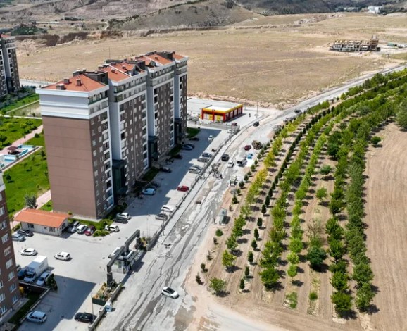 Konya Selçuklu Belediyesi, ilçenin farklı noktalarında gerçekleştirdiği parke ve bordür