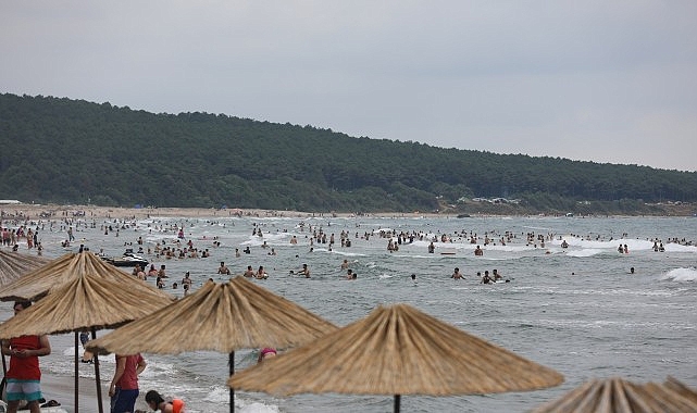 Büyükşehir Belediyesi’ne bağlı KOSKEM ekipleri, sahillerde vatandaşların can güvenliğini sağlamak