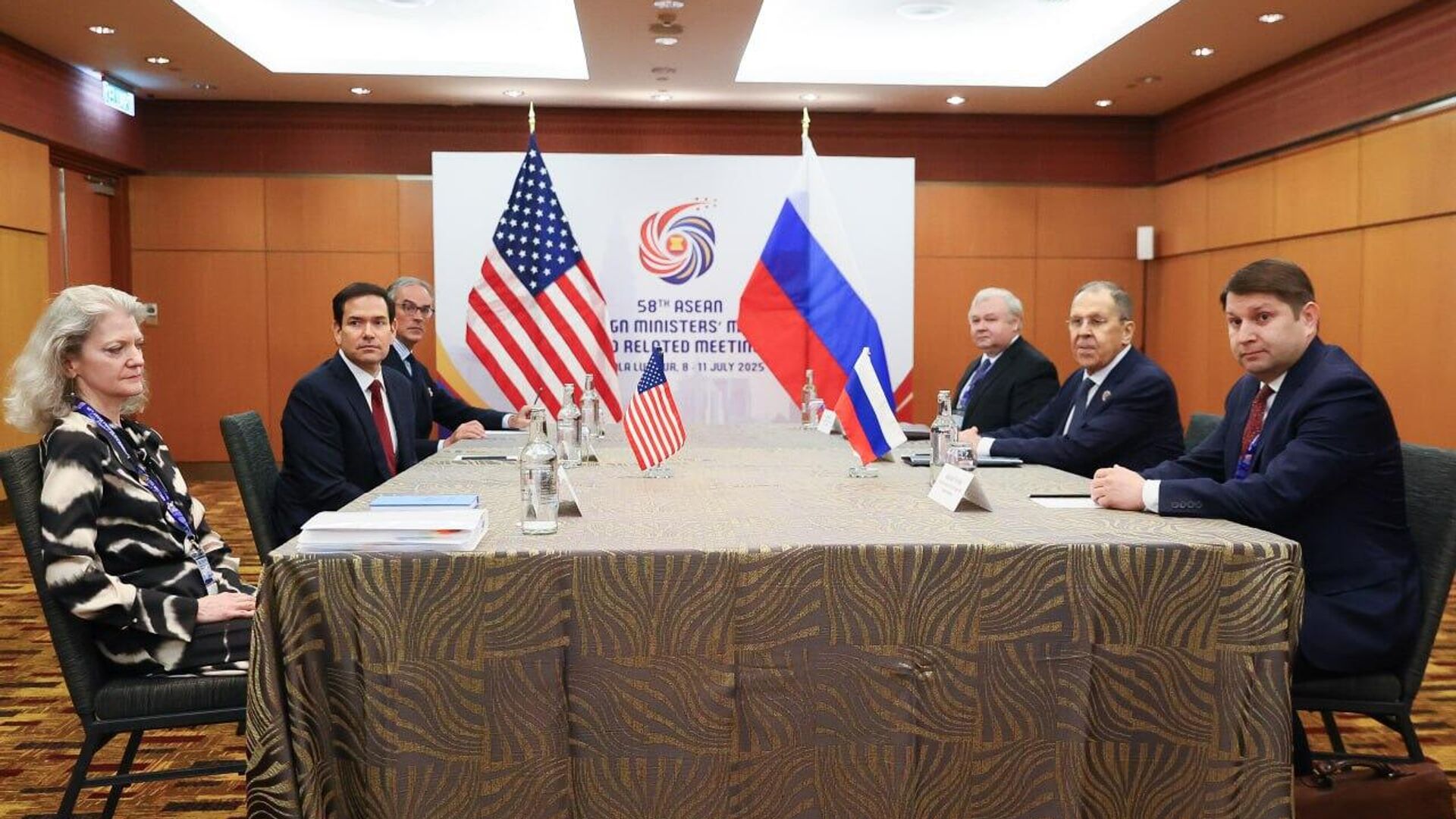 Kuala Lumpur'da önemli bir görüşme gerçekleştiren Lavrov ve Rubio, dünya