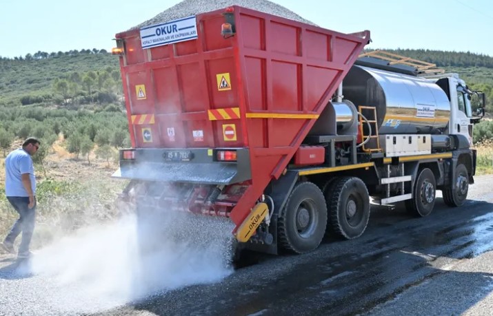 Manisa Büyükşehir Belediyesi, yaptığı yatırımlarla yol çalışmalarında hem kaliteyi artıran