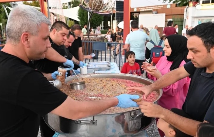 Manisa Büyükşehir Belediyesi, Muharrem Ayı kapsamında geleneksel aşure ikramını bu