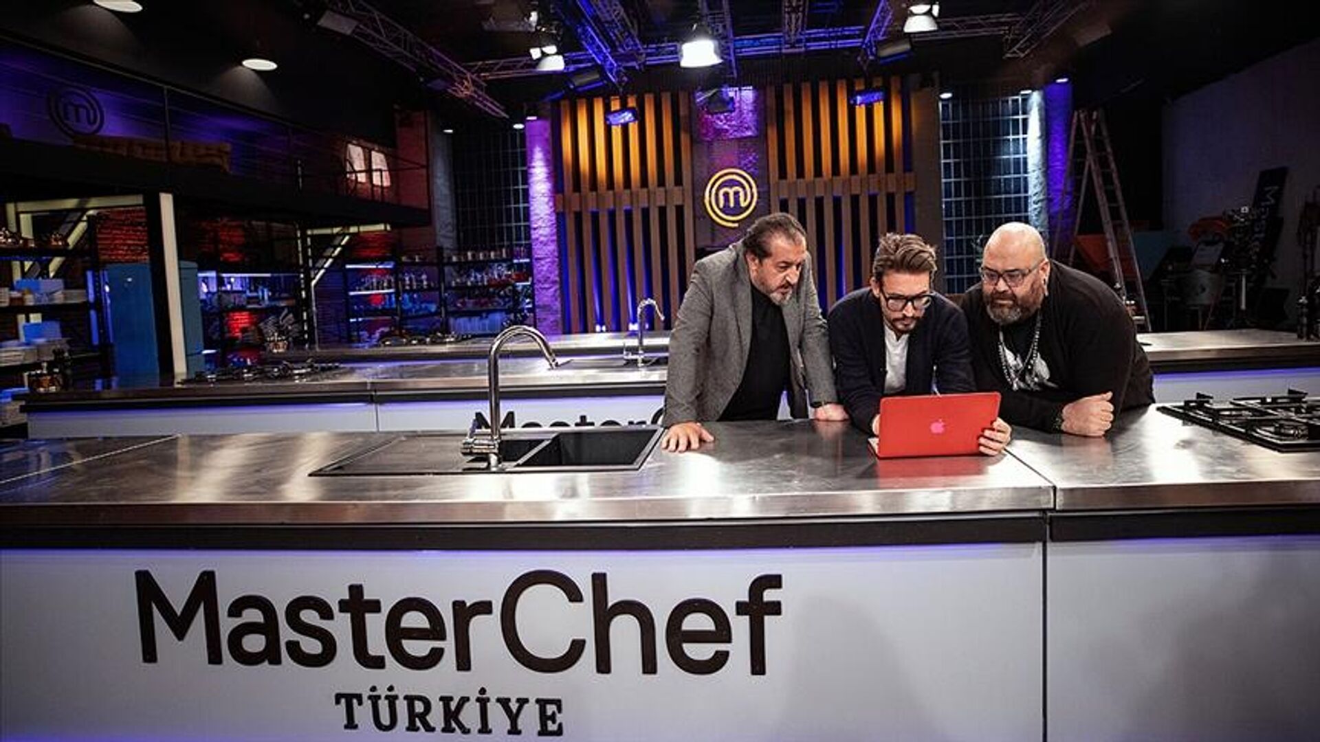 MasterChef 2025’te ana kadro heyecanı başladı. 14 yarışmacının ter döktüğü