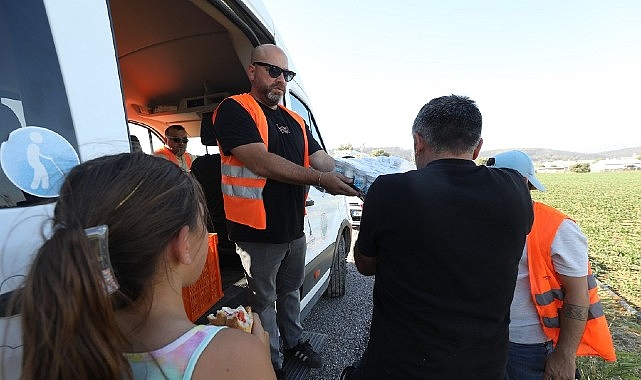 Menderes Belediyesi afetlerde etkin desteğinin yanı sıra vatandaşlara ve görevli