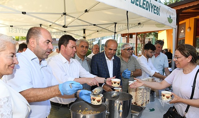 Osmangazi Belediyesi, Muharrem ayı dolayısıyla düzenlediği aşure ikramıyla binlerce vatandaşı