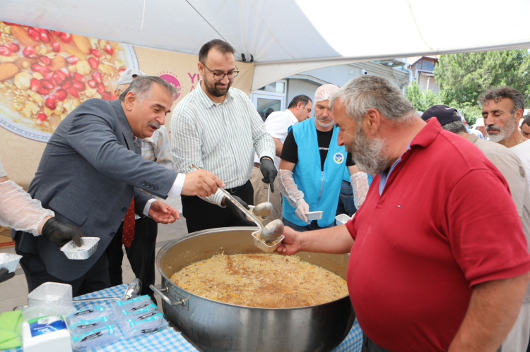 sakaryada-asure-bereketi-bir-gunde-15-bin-kisiye-ulasti