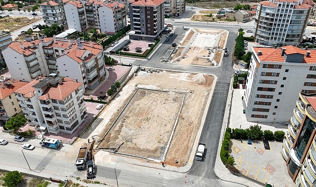 Selçuklu Belediyesi, ilçenin farklı noktalarında gerçekleştirdiği parke ve bordür çalışmalarıyla