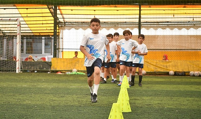 Beylikdüzü Belediyesi tarafından düzenlenen Yaz Spor Okulları’nda gençler spor yaparken