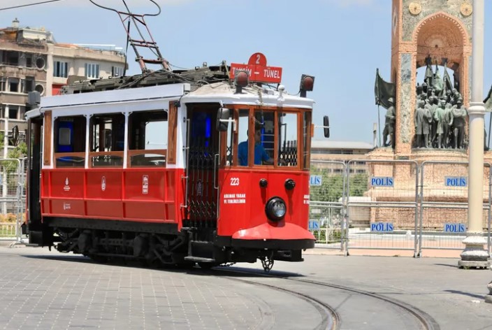 İstanbul Büyükşehir Belediyesi’nin köklü kuruluşlarından İETT, 97 yıllık geçmişe sahip