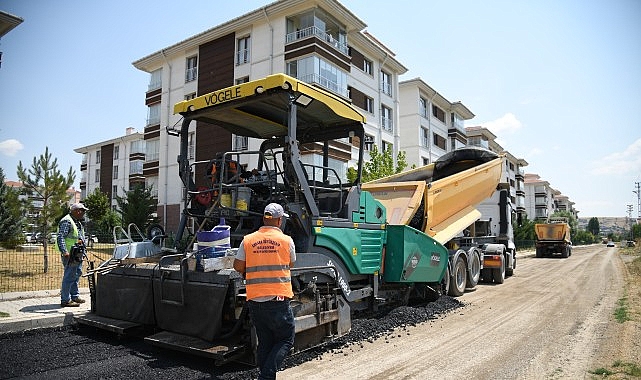 Kahramankazan Belediye Başkanı Selim Çırpanoğlu, TOKİ bölgesinde başlattıkları sıcak asfalt