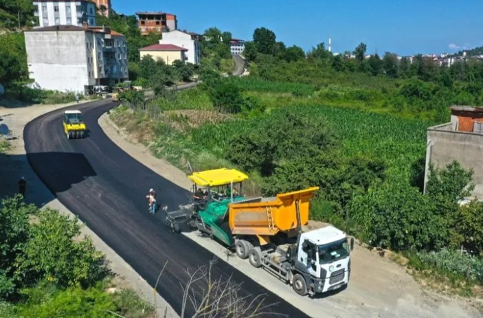 Ordu Büyükşehir Belediyesi, Ünye ilçesi Yunus Emre Mahallesi’ndeki sıcak asfalt