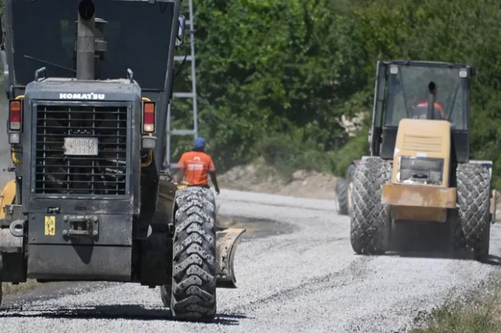 Mersin Büyükşehir Belediyesi’nin Yarmasu Mahallesi’nde yürüttüğü yol yenileme çalışmaları, bölge