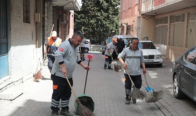 Zeytinburnu’nun tüm sokak ve caddelerinde kapsamlı “Yaz Temizliği” hız kesmeden
