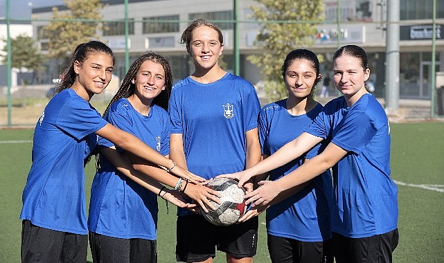 Konak Belediyespor’un 5 başarılı futbolcusu, U15 Kız Milli Takımı Hazırlık