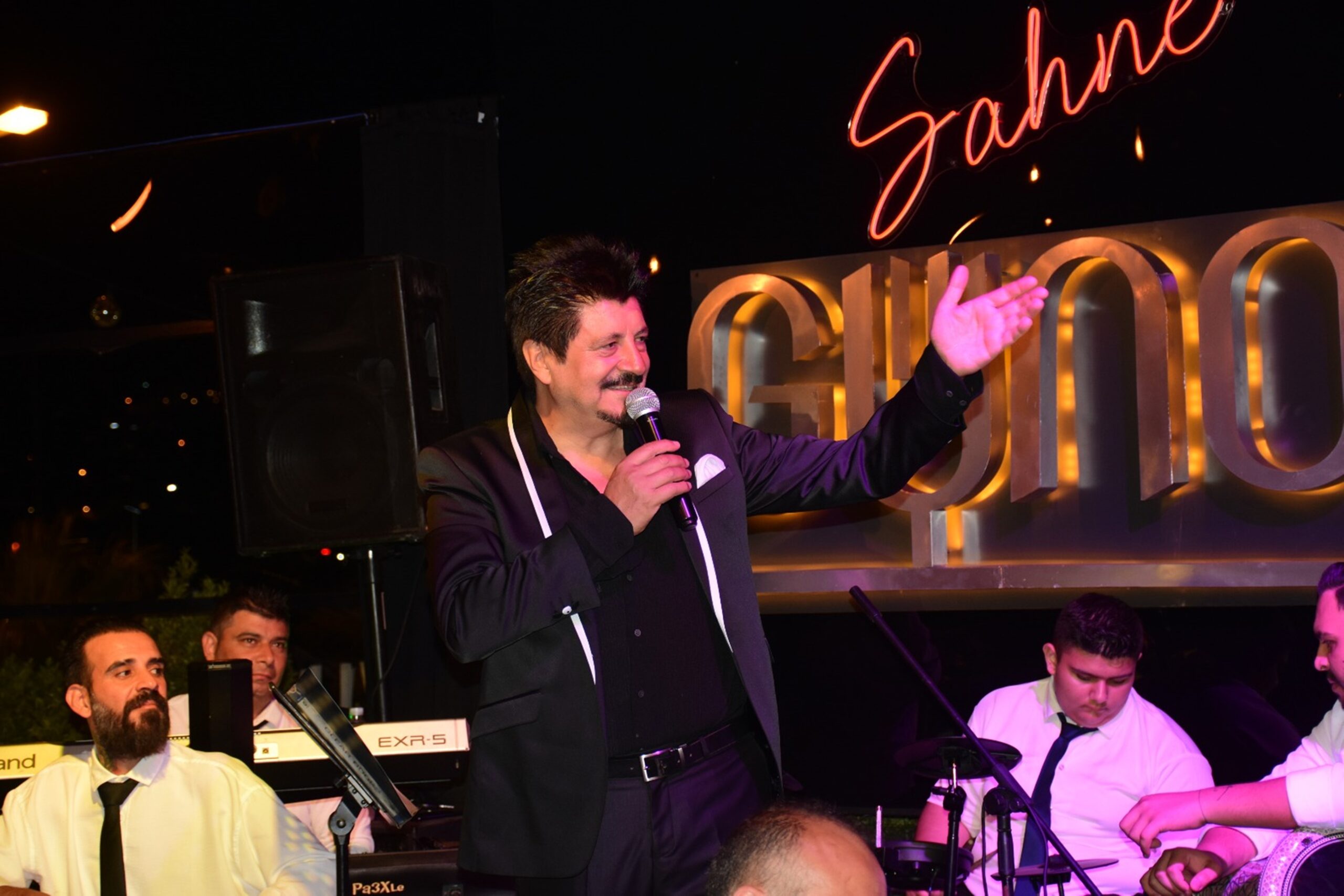 Muğla'nın Bodrum ilçesi Gündoğan Sahili'nde Güno Restoran’da sahne alan sanatçı