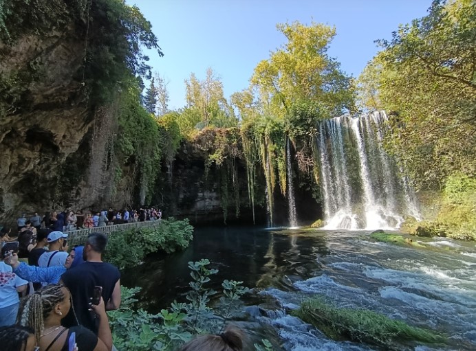 Antalya Büyükşehir Belediyesi’nin işlettiği şelale, Temmuz ve Ağustos aylarında yoğun