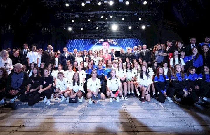 Millî Savunma Bakanı Yaşar Güler, Futbolcular Derneği’nin düzenlediği Kristal Ayaklar