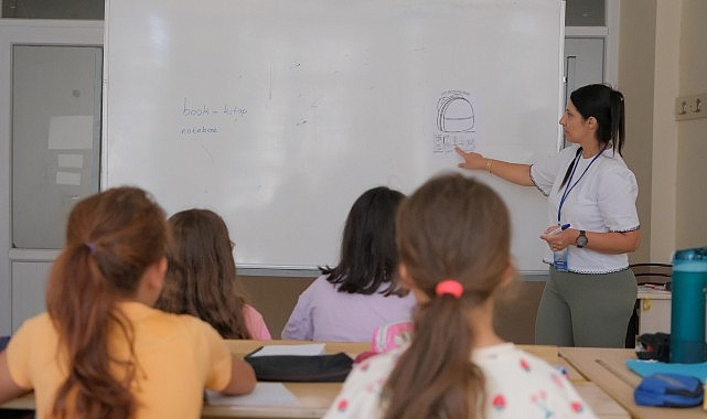 Aydın Büyükşehir Belediyesi’nin yaz kursları kapsamında düzenlediği İngilizce eğitimleri, çocukların