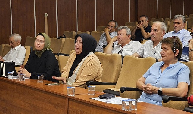 Gölcük Belediye Başkanı Ali Yıldırım Sezer, ilçede görev yapan muhtarlarla