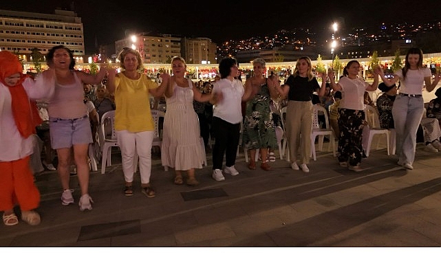 Kocaeli Büyükşehir Belediyesi’nin İzmit Milli İrade Meydanı’nda düzenlediği açık hava