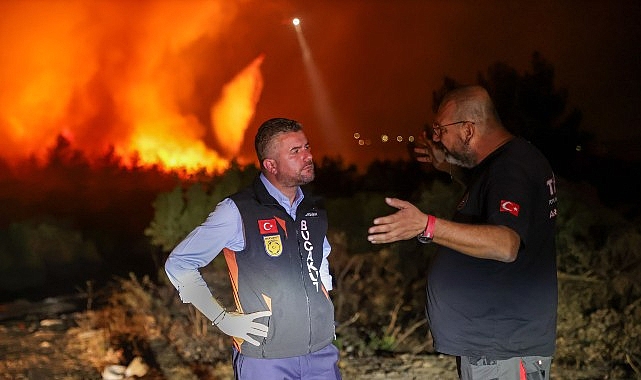 Buca’da otoyoldaki bir minibüste çıkıp ormana sıçrayan yangın dün gece