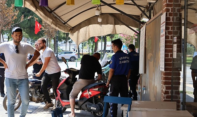 Manisa Büyükşehir Belediyesi Zabıta Dairesi Başkanlığı ekipleri, Ahmetli ilçesinde kaldırım