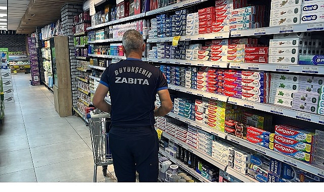 Büyükşehir Belediyesi Zabıta Dairesi Başkanlığı, kent genelinde yürüttüğü market denetimlerine